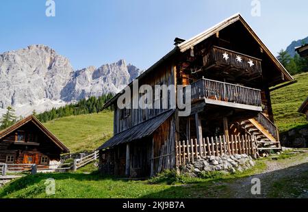 Un bel villaggio alpino Neustatt Alm o valle Neustatt ai piedi del monte Dachstein nelle Alpi austriache (Steiermark, Schladming-Dachstein) Foto Stock