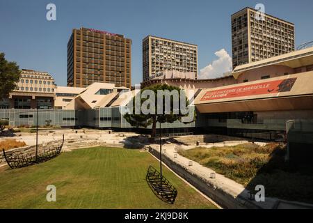 Sito archeologico, del, Jardins des vestiges, parte del, Museo d'Histoire de Marseille,Museo storico di Marsiglia,Marsiglia,Marsiglia,comune in, Bouches-du-Rhône, la seconda città più grande della Francia,Marsiglia, è la prefettura del francese, dipartimento di, Bouches-du-Rhône, e, capitale, Della regione Provenza-Alpi-Côte Azzurra. Sud della Francia,Francia,francese,seconda città più grande in Francia,agosto,estate,Europa,europea,Port Antique,il Jardin des vestiges è un giardino contenente i resti archeologici del porto antico di Marsiglia, Francia. Foto Stock