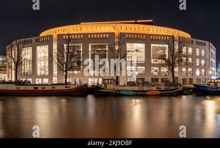 Amsterdam, Paesi Bassi, 24.11.2022, The Stopera di notte, complesso edilizio che ospita sia il municipio di Amsterdam che l'Opera Nazionale Olandese Foto Stock