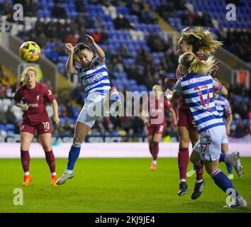 Reading, Regno Unito. 24th Nov 2022. Reading, Inghilterra, novembre 24th 2022: Katie Stengel (24 Liverpool) segna il primo goal della sua squadra durante la partita di calcio della Barclays Womens Super League tra Reading e Liverpool al Select Car Leasing Stadium di Reading, Inghilterra. (James Whitehead/SPP) Credit: SPP Sport Press Photo. /Alamy Live News Foto Stock