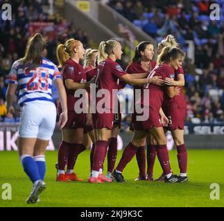 Reading, Regno Unito. 24th Nov 2022. Reading, Inghilterra, novembre 24th 2022: Katie Stengel (24 Liverpool) festeggia dopo aver segnato il primo gol della sua squadra con i compagni di squadra durante la partita di calcio della Barclays Womens Super League tra Reading e Liverpool allo stadio Select Car Leasing di Reading, Inghilterra. (James Whitehead/SPP) Credit: SPP Sport Press Photo. /Alamy Live News Foto Stock