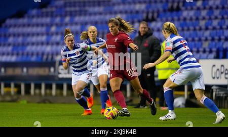 Reading, Regno Unito. 24th Nov 2022. Reading, Inghilterra, 24th 2022 novembre: Katie Stengel (24 Liverpool) si addrizza con la palla durante la partita di calcio della Barclays Womens Super League tra Reading e Liverpool al Select Car Leasing Stadium di Reading, Inghilterra. (James Whitehead/SPP) Credit: SPP Sport Press Photo. /Alamy Live News Foto Stock