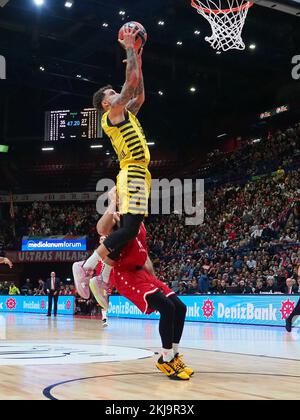 Milano, Italia. 24th Nov 2022. LA FOTOCAMERA DIGITALE OLYMPUS nel corso del EA7 Emporio Armani Milano vs Fenerbahce Beko, Basketball Eurolega Championship a Milano, novembre 24 2022 Credit: Independent Photo Agency/Alamy Live News Foto Stock