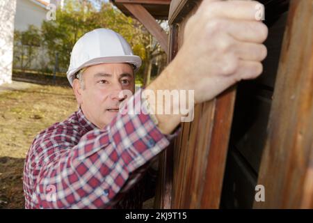 disposizione e installazione delle travi del tetto Foto Stock