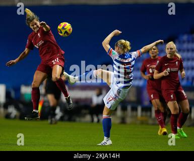 Reading, Regno Unito. 24th Nov 2022. Reading, Inghilterra, novembre 24th 2022: Diane Caldwell (17 Reading) e Katie Stengel (24 Liverpool) si battono per la palla durante la partita di calcio della Barclays Womens Super League tra Reading e Liverpool allo stadio Select Car Leasing di Reading, Inghilterra. (James Whitehead/SPP) Credit: SPP Sport Press Photo. /Alamy Live News Foto Stock