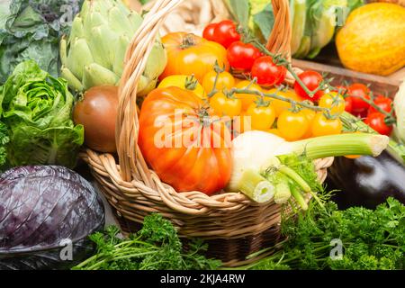 Rifiuti Zero shopping. Assortimento di coloratissimi verdura biologica, cavolo Pomodori Cipolle Funghi squash peperoni aglio. Sfondo sano vicino, il fuoco selettivo Foto Stock