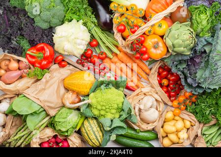 Rifiuti Zero shopping. Assortimento di coloratissimi verdura biologica, cavolo Pomodori Cipolle Funghi squash peperoni aglio. Sfondo sano vicino, il fuoco selettivo Foto Stock