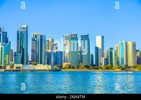 Doha, Qatar - 20 febbraio 2019: Qatar International Exhibition Center, Salam Tower, World Trade Center e Doha Bank Tower See from dhow in Foto Stock