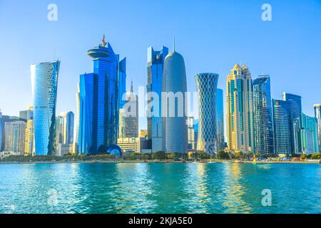 Doha, Qatar - 20 Febbraio 2019: Qatar International Exhibition Centre, Torre di Doha, Salam Tower, World Trade Centre e a Doha Bank Tower vedere da dhow Foto Stock