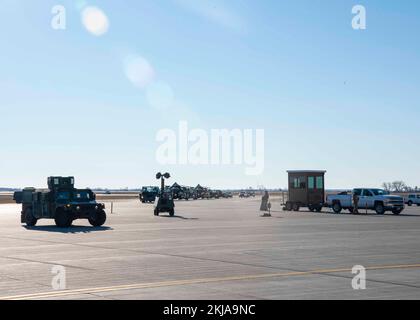 5th Security Forces Squadron Airmen protegge un convoglio durante l'esercizio Prairie Vigilance, 4 novembre 2022, presso la base dell'aeronautica militare Minot, North Dakota. Prairie Vigilance testa la capacità della Bomb Wing 5th di condurre operazioni di preparazione dei bombardieri strategici. (STATI UNITI Foto dell'Aeronautica militare di Senior Airman Caleb S. Kimmell) Foto Stock