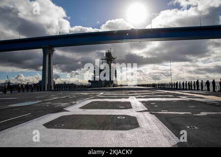 221109-N-IV962-1115 SAN DIEGO (9 novembre 2022) – la nave d'assalto anfibio USS Makin Island (LHD 8) passa sotto il ponte Coronado mentre parte dalla base navale di San Diego, 9 novembre 2022. Il Makin Island Amphibious Ready Group, composto da nave d'assalto anfibio Makin Island e bacini di trasporto anfibio USS Anchorage (LPD 23) e USS John P. Murtha (LPD 26), sta conducendo operazioni di routine nella flotta degli Stati Uniti 3rd con l'unità marittima di spedizione imbarcata 13th. (STATI UNITI Foto Navy di Mass Communication Specialist 2nd Classe Nadia Lund) Foto Stock