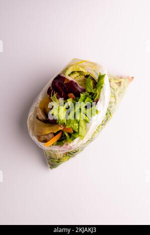 Immagine verticale dei rifiuti organici di frutta e verdura nel contenitore per compostaggio in cucina Foto Stock