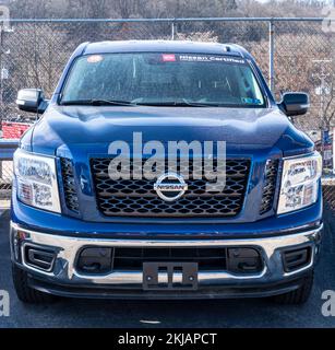 Un usato 2019 blu Nissan Titan pick-up camion per la vendita presso una concessionaria a Wilkins Township, Pennsylvania, Stati Uniti Foto Stock