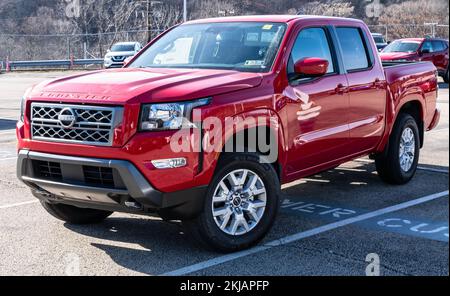 Un nuovo camion di pickup Nissan Frontier a quattro porte rosso in vendita presso una concessionaria a Wilkins Township, Pennsylvania, USA Foto Stock