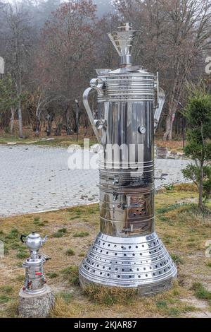 bollitore per tè, Samovar su un tavolo in giardino. cibo tradizionale tacchino strano per bere il tè. colleziona vecchi articoli per la casa retrò. Foto Stock