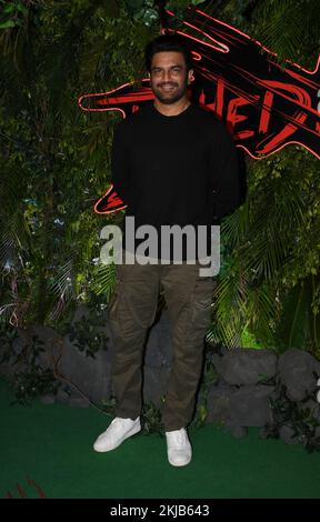 Mumbai, India. 24th Nov 2022. L'attore di Bollywood Sharad Kelkar posa per una foto alla prima del film 'Bhediyaa' di Mumbai. Il film sarà pubblicato il 25th novembre 2022. (Foto di Ashish Vaishnav/SOPA Images/Sipa USA) Credit: Sipa USA/Alamy Live News Foto Stock
