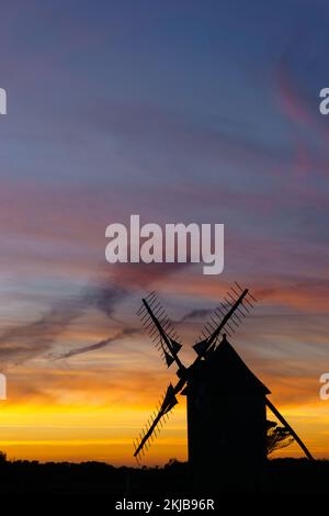 Cielo vibrante e drammatico dopo il tramonto al crepuscolo con silhouette di mulino a vento tradizionale, Moulins de Trouguer, Cleden-Cap-Sizun, Bretagna, Francia Foto Stock