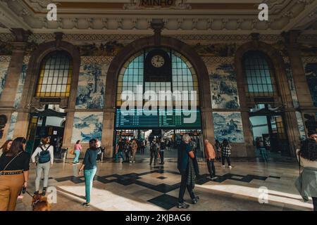 Interno della stazione di Sao Bento con tradizionali piastrelle blu dipinte a mano a porto Portogallo Foto Stock