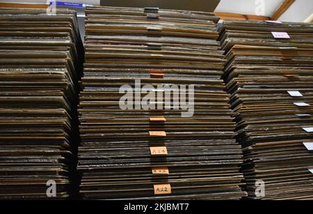 Pila di puzzle su pezzi di cartone al United Reformed Church Jigsaw Puzzle Festival di Bitterne Foto Stock