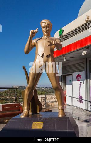 Statua dorata di Elvis Presley di Lance Hunter di fronte a Elvis American Diner, neve Ilan, Israele. Foto Stock