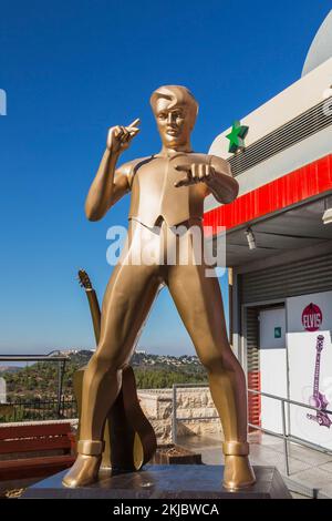 Statua dorata di Elvis Presley di Lance Hunter di fronte a Elvis American Diner, neve Ilan, Israele. Foto Stock