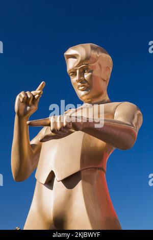 Statua dorata di Elvis Presley di Lance Hunter di fronte a Elvis American Diner, neve Ilan, Israele. Foto Stock