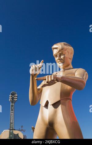 Statua dorata di Elvis Presley di Lance Hunter di fronte a Elvis American Diner, neve Ilan, Israele. Foto Stock