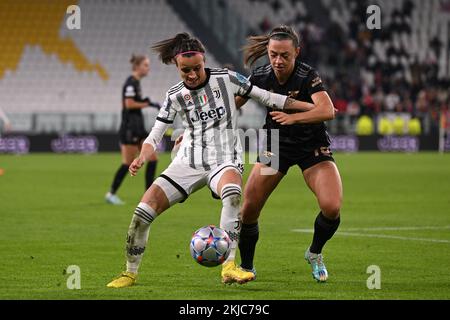 Barbara Bonansea (Juventus Women)Katie McCabe (Arsenal Women) durante la partita della UEFA Women Champions League 2022 2023 tra Juventus Women 1-1 Arsenal Women allo stadio Allianz il 24 novembre 2022 a Torino. Credit: Maurizio Borsari/AFLO/Alamy Live News Foto Stock