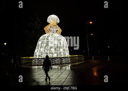 Madrid, Spagna. 24th Nov 2022. Una donna che passa accanto a una Menina illuminata come luci di Natale sono accese a Madrid. Credit: Marcos del Mazo/Alamy Live News Foto Stock