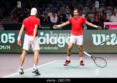 Malaga, Spagna. 25th Nov 2022. Tennis, uomini: Coppa Davis - knockout round, quarti di finale, Krawietz/Pütz (Germania) - Pospisil/Shapovalov (Canada). Denis Shapovalov (l) e Vasek Pospisil guanciano. Credit: Frank Molter/dpa/Alamy Live News Foto Stock