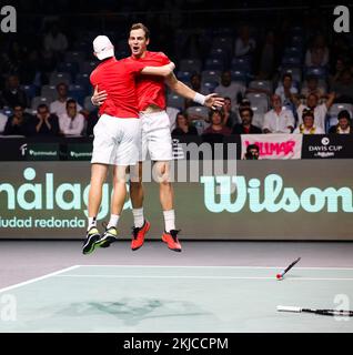 Malaga, Spagna. 25th Nov 2022. Tennis, uomini: Coppa Davis - knockout round, quarti di finale, Krawietz/Pütz (Germania) - Pospisil/Shapovalov (Canada). Denis Shapovalov (l) e Vasek Pospisil guanciano. Credit: Frank Molter/dpa/Alamy Live News Foto Stock