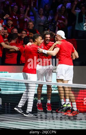 Malaga, Spagna. 25th Nov 2022. Tennis, uomini: Coppa Davis - knockout round, quarti di finale, Krawietz/Pütz (Germania) - Pospisil/Shapovalov (Canada). Felix Auger Aliassime (l-r), il capitano della squadra canadese Frank Dancevic, Vasek Pospisil e Denis Shapovalov incoraggiano. Credit: Frank Molter/dpa/Alamy Live News Foto Stock