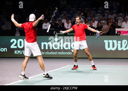 Malaga, Spagna. 25th Nov 2022. Tennis, uomini: Coppa Davis - knockout round, quarti di finale, Krawietz/Pütz (Germania) - Pospisil/Shapovalov (Canada). Denis Shapovalov (l) e Vasek Pospisil guanciano. Credit: Frank Molter/dpa/Alamy Live News Foto Stock