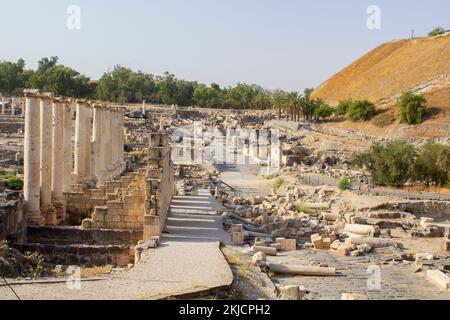 6 Nov 2022 antiche rovine romane nel Parco Nazionale Beth Shean con il Monte Gilboa, il luogo di morte del re Saul d'Israele, nel retro. Foto Stock