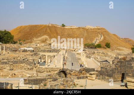 6 novembre 2022 visitatori nel Parco Nazionale Beth Shean con il Monte Gilboa, il luogo di morte del re Saul d'Israele, nel retro. Foto Stock