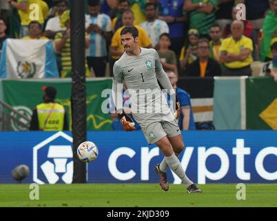 24th novembre 2022, Khalifa International Stadium, Doha, QAT, Coppa del mondo FIFA 2022, Gruppo G, Brasile vs Serbia, nella foto il portiere brasiliano Alisson Foto Stock