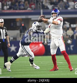 Arlington, Stati Uniti. 24th Nov 2022. Dallas Cowboys DeMarcus Lawerence arriva a New York Giants Daniel Jones durante la loro partita NFL all'AT&T Stadium di Arlington, Texas, giovedì 24 novembre 2022. Foto di Ian Halperin/UPI Credit: UPI/Alamy Live News Foto Stock