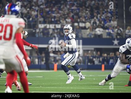 Arlington, Stati Uniti. 24th Nov 2022. I Dallas Cowboys Dek Prescott si sguardi a lanciare contro i New York Giants durante la loro partita NFL all'AT&T Stadium di Arlington, Texas, giovedì 24 novembre 2022. Foto di Ian Halperin/UPI Credit: UPI/Alamy Live News Foto Stock