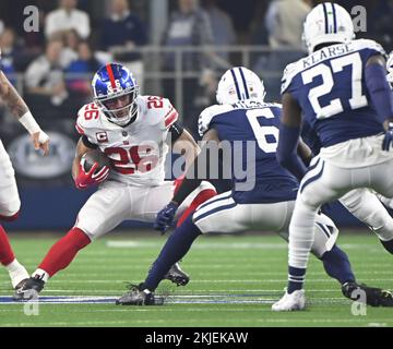 Arlington, Stati Uniti. 24th Nov 2022. I New York Giants Saquon Barkley corrono contro i Dallas Cowboys durante la loro partita NFL all'AT&T Stadium di Arlington, Texas, giovedì 24 novembre 2022. Foto di Ian Halperin/UPI Credit: UPI/Alamy Live News Foto Stock