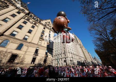 NEW YORK, NEW YORK - 24 novembre 2022: ADA, lo scienziato a misura di pinta della popolare serie Netflix fa la prima apparizione nella 96th Macy's Thanksgiving Day Parade a New York, giovedì 24 novembre 2022. (Foto: Gordon Donovan) Foto Stock