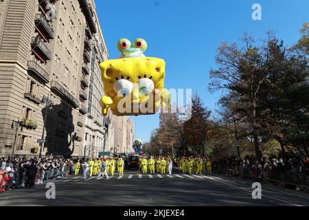 NEW YORK, NEW YORK - 24 novembre 2022: SpongeBob SquarePants and Gary di Nickelodeon gode di una vista su Central Park nella 96th Macy's Thanksgiving Day Parade a New York, giovedì 24 novembre 2022. Questa spugna di mare ottimista, così popolare che ha citato sui social media ogni cinque secondi, sorride quando torna il giorno del Ringraziamento per la sua apparizione nel 19th. Spongebob è accompagnato da un animale domestico lumaca Gary, quindi preparati per un po 'F-U-N! (Foto: Gordon Donovan) Foto Stock