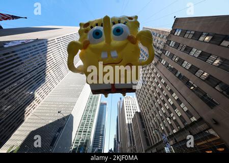 NEW YORK, NEW YORK - 24 novembre 2022: SpongeBob SquarePants and Gary di Nickelodeon gode di una vista su Central Park nella 96th Macy's Thanksgiving Day Parade a New York, giovedì 24 novembre 2022. Questa spugna di mare ottimista, così popolare che ha citato sui social media ogni cinque secondi, sorride quando torna il giorno del Ringraziamento per la sua apparizione nel 19th. Spongebob è accompagnato da un animale domestico lumaca Gary, quindi preparati per un po 'F-U-N! (Foto: Gordon Donovan) Foto Stock