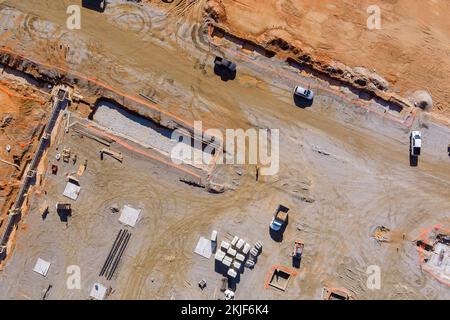 Le trincee vengono scavate in cantiere per versare il calcestruzzo nella struttura di costruzione delle fondazioni Foto Stock