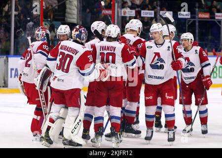 San Pietroburgo, Russia. 24th Nov 2022. Giocatori del Lokomotiv Hockey Club visti in azione durante la Kontinental Hockey League, stagione regolare KHL 2022 - 2023 tra SKA Saint Petersburg e Lokomotiv Yaroslavl al Palazzo degli Sport di ghiaccio.(punteggio finale; SKA Saint Petersburg 1:2 Lokomotiv Yaroslavl) Credit: SOPA Images Limited/Alamy Live News Foto Stock