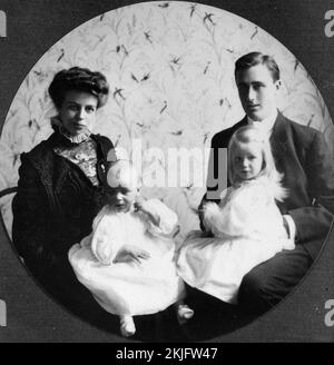Il presidente Franklin Roosevelt e sua moglie Eleanor con i loro primi due figli (figlia Anna e primo figlio Giacomo) nel 1908 Foto Stock