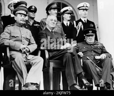 I tre grandi alla conferenza di Teheran nel 1943. Prima fila: Il maresciallo Stalin, il presidente Roosevelt, il primo ministro Churchill sul portico dell'ambasciata sovietica - retro fila: Generale H.H. Arnold, Capo degli Stati Uniti Esercito aereo; Generale Alan Brooke, Capo dello Stato maggiore Imperiale; Ammiraglio Cunningham, primo Signore del Mare; Ammiraglio William Leahy, Capo dello Stato maggiore del Presidente Roosevelt, durante la Conferenza di Teheran Foto Stock