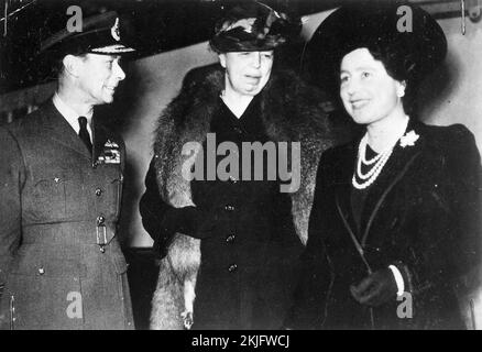 Eleanor Roosevelt (centro), Re Giorgio VI e Regina Elisabetta a Londra, 23 ottobre 1942 Foto Stock