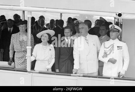 I Roosevelt con il re Giorgio VI e la regina Elisabetta, navigando da Washington, D.C., al Monte Vernon, Virginia, Sulla USS Potomac durante la prima visita negli Stati Uniti di un monarca britannico in carica (9 giugno 1939) Foto Stock