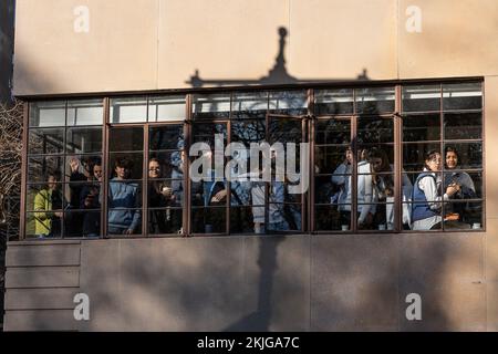 New York, Stati Uniti. 24th Nov 2022. Persone che guardano attraverso le finestre dell'edificio residenziale 96th Macy's Thanksgiving Day Parade lungo le strade di New York (Foto di Lev Radin/Pacific Press) Credit: Pacific Press Media Production Corp./Alamy Live News Foto Stock