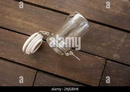 Vaso di vetro vuoto su tavole di legno di acacia Foto Stock